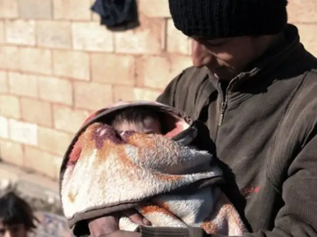 FOTOS: Bebé sobrevive de milagro a mortífero ataque con bombas en Siria