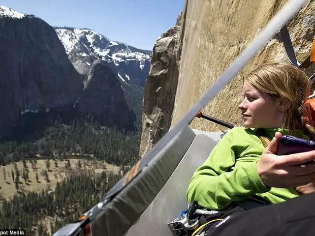 FOTOS: pareja acampa en una pendiente de más de 3,000 metros de altura