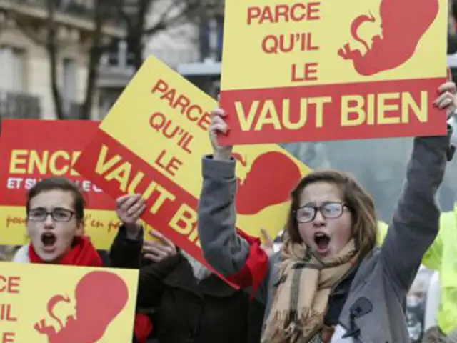Miles de personas se manifiestan en París contra la reforma del aborto