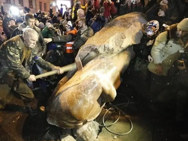 Manifestantes ucranianos derribaron otra estatua de Lenin en Kiev