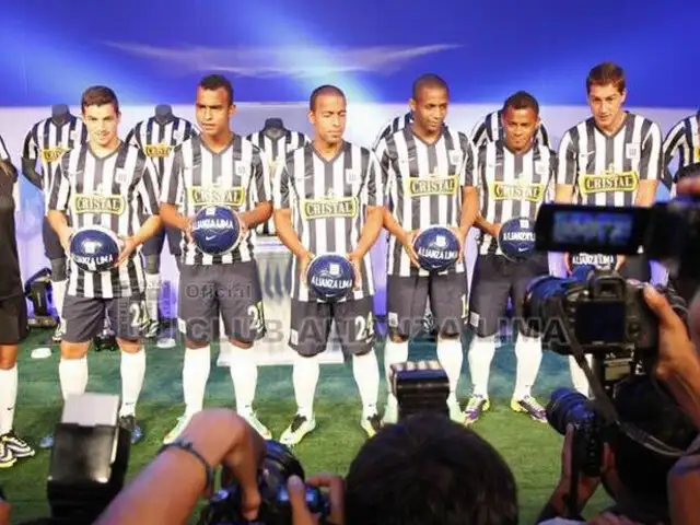 Alianza Lima presentó su nueva camiseta para la temporada 2014