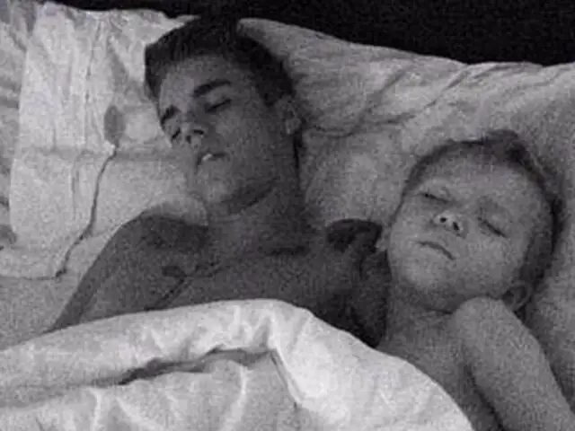 Padre de Justin Bieber publica foto del cantante mientras duerme