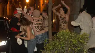 España: activistas Femen lanzan ropa interior a arzobispo de Madrid