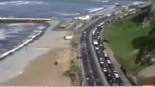 Reportan intenso tráfico en la Costa Verde por enmallado de acantilados