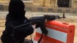 Siria: Escalofriante video muestra a niño de cuatro años disparando un AK-47