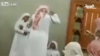 Profesor saudí azota a sus alumnos con un cable por no memorizar el Corán