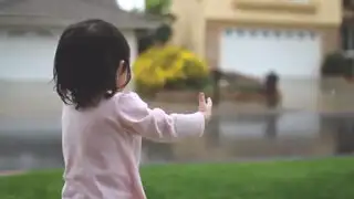 VIDEO: Esto es lo que pasa la primera vez que un bebé mira y siente la lluvia