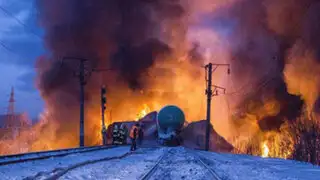 Un tren cargado de combustible descarriló y se incendió en Rusia