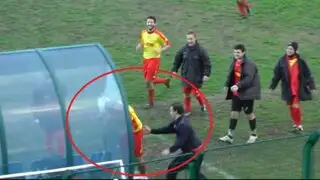 VIDEO: árbitro expulsó a jugador que se volvió ‘loco’ celebrando gol