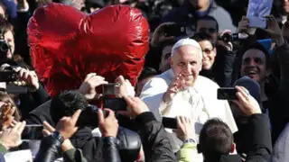 Noticias de las 7: Papa Francisco bendijo a 20 mil parejas por San Valentín