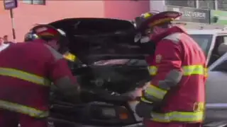 Moderno vehículo se incendió en plena vía y causó congestión en San Isidro