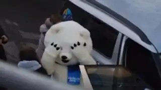 Mascota de Sochi sufrió bochornoso momento al tratar de ingresar al auto