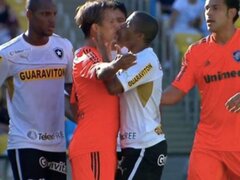 VIDEO: pelea de futbolistas brasileños terminó con beso en la boca