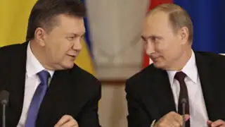 Vladímir Putin ayudaría al presidente ucraniano Yanukóvich a huir de la justicia