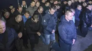 Un centenar de policías piden perdón de rodillas en el oeste de Ucrania