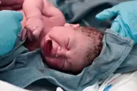 Tiernas imágenes de un bebé que no quiere separarse de su madre al nacer