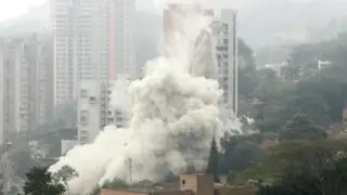 Noticias de las 7: imágenes de la espectacular implosión de un edificio en Colombia