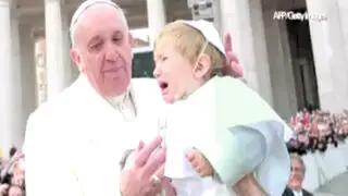 Vaticano: Papa Francisco fue sorprendido por bebé vestido de 'mini Papa'