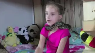EEUU: esta osada niña vive, come y juega con más de 30 serpientes