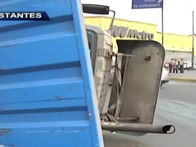 Tráiler se volcó causando congestión vehicular en Plaza Ramón Castilla