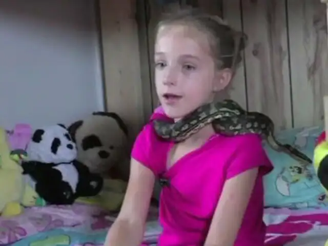 EEUU: esta osada niña vive, come y juega con más de 30 serpientes