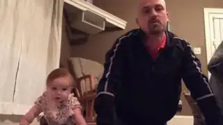 Video de un padre y su bebé ejercitándose causa furor en redes sociales