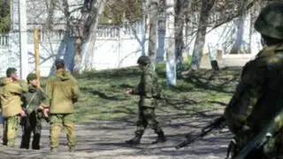 Noticias de las 7: soldados rusos y ucranianos frente a frente en Crimea
