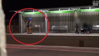 VIDEO: Payaso aterroriza a peatones con un hacha en plena noche