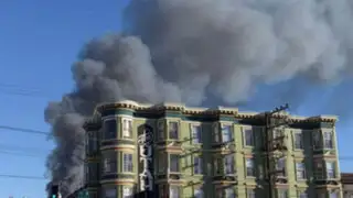 Incendio de grandes magnitudes consumió edificio de departamentos en EE.UU
