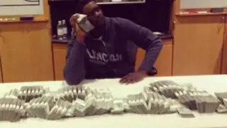 Jugador de la NBA publica foto rodeado con los fajos de billetes de su enorme salario