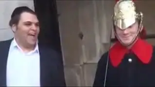 VIDEO: excéntrico turista logró hacer sonreír a guardia de la Reina de Inglaterra