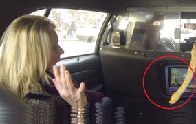 VIDEO: taxista aterroriza a sus pasajeros con una serpiente en su vehículo