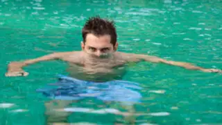 Orinar en una piscina no es solo antihigiénico, sino peligroso