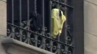 FOTOS: cuelgan ropa interior en ventana de Palacio de Gobierno