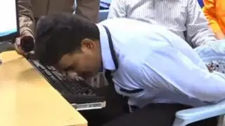 Hombre hindú obtiene el Guinness por tipear con su nariz en tiempo récord