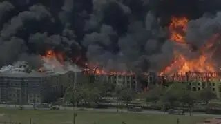 Reportan incendio de gran magnitud en complejo departamental de Houston
