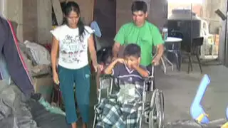 Urgente ayuda necesita niño que quedó parapléjico tras caer de camión