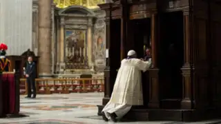Noticias de las 7: Papa Francisco se confesó de rodillas y en público en el Vaticano
