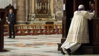 El Papa Francisco se confesó de rodillas en la Basílica de San Pedro del Vaticano
