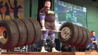 El hombre más fuerte del mundo levanta 524 kilos en llantas de camión