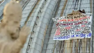 Sujeto sube a la cúpula de San Pedro en protesta por la situación económica en Italia