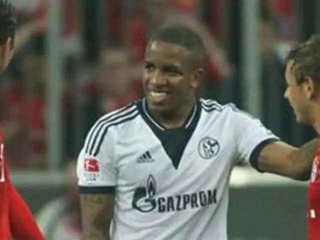 Técnico de Farfán lo criticó por reirse tras goleada recibida contra el Bayern