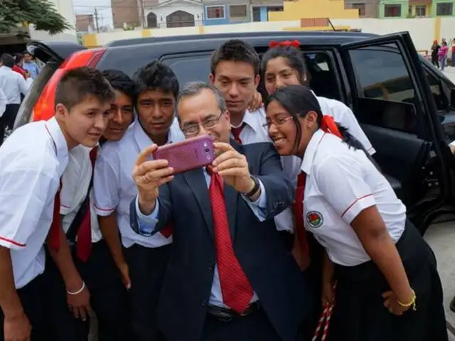 Ministro de Educación se tomó un ‘selfie’ con escolares en Huaral