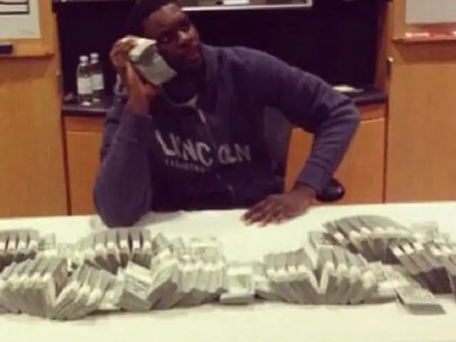 Jugador de la NBA publica foto rodeado con los fajos de billetes de su enorme salario