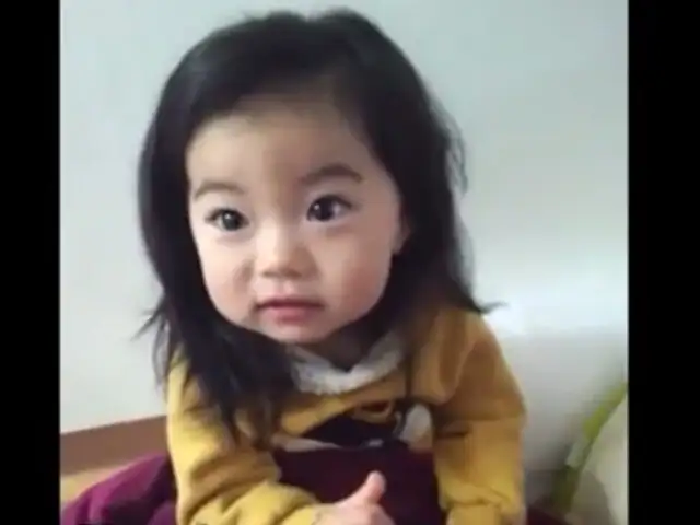 VIDEO: Inocente niña no entiende por qué no debe recibir dulces de extraños