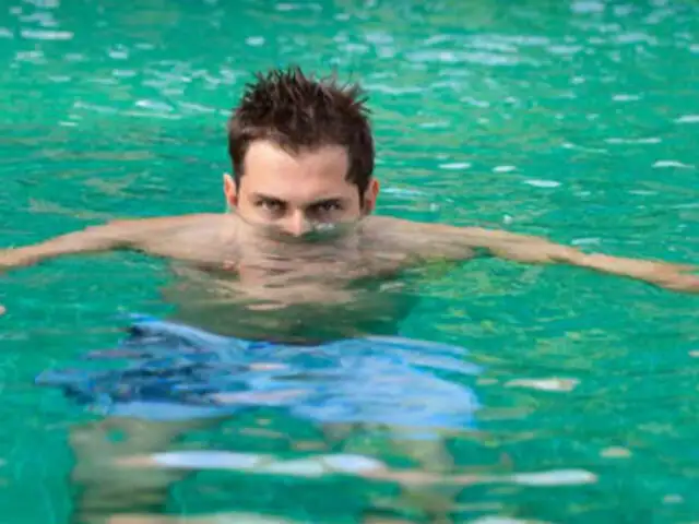 Orinar en una piscina no es solo antihigiénico, sino peligroso