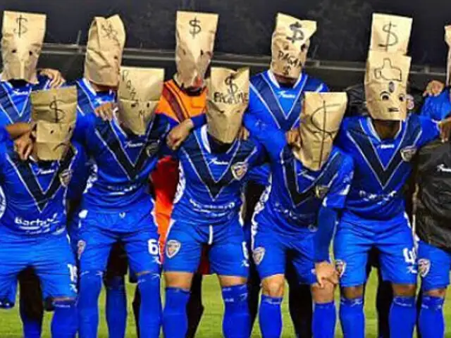 México: futbolistas salieron con bolsas en la cabeza a protestar por impagos