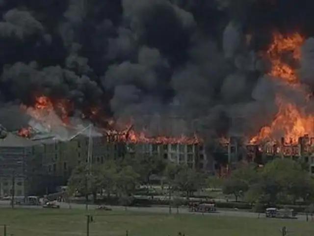 Reportan incendio de gran magnitud en complejo departamental de Houston