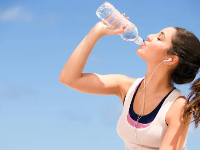 ¿Ayuda a bajar de peso?: conoce 10 mitos sobre los beneficios del agua