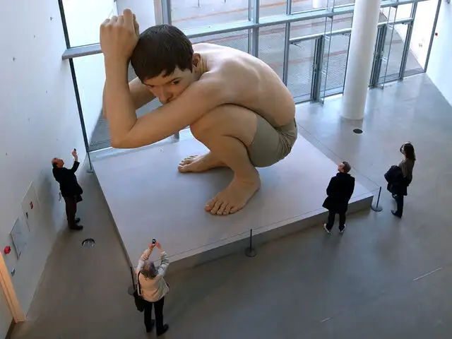 ¿Personas gigantes? Esculturas asombran a visitantes por su realismo